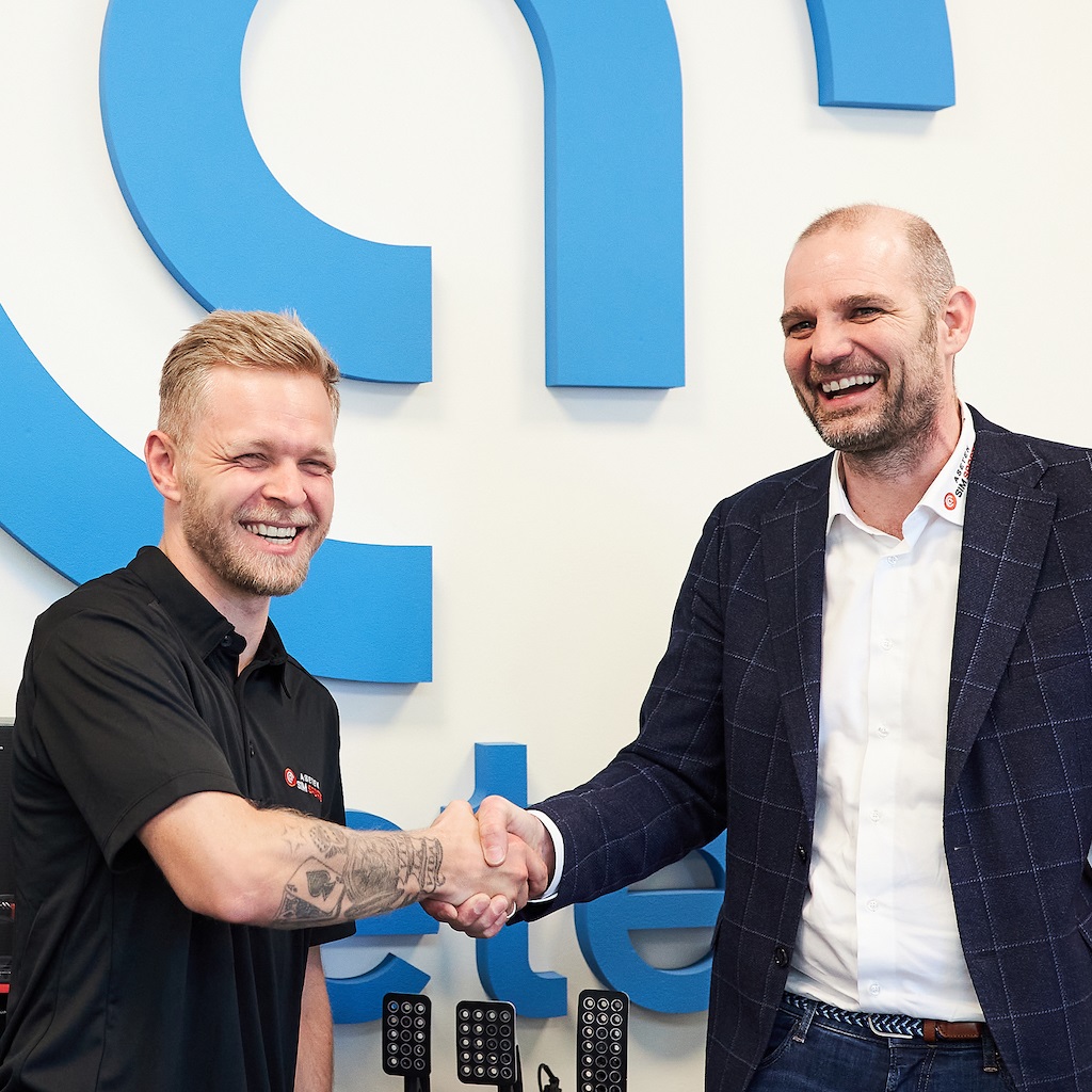 Kevin Magnussen med Aseteks stifter og CEO, André Sloth Eriksen.